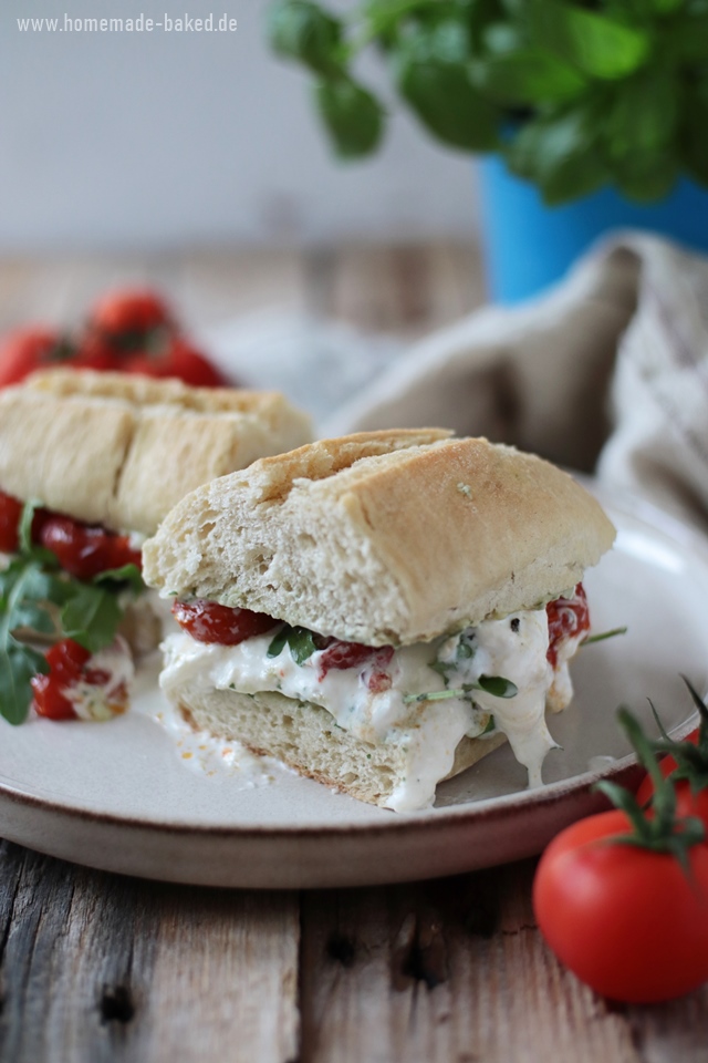 burrata caprese sandwich mit selbstgemachter basilikum aioli