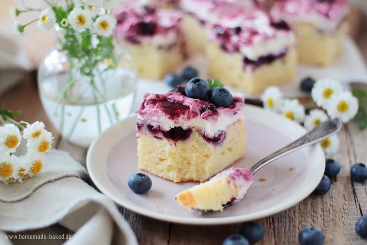 Einfache Heidelbeer-Schmand-Schnitten: Softer Buttermilchkuchen mit ...