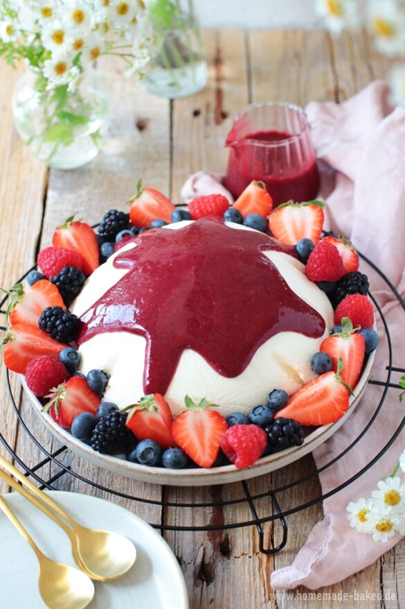 Joghurtbombe mit Beerensauce: Einfaches, erfrischendes Sommerdessert
