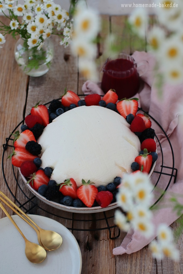 rezept joghurtbombe mit beerensauce