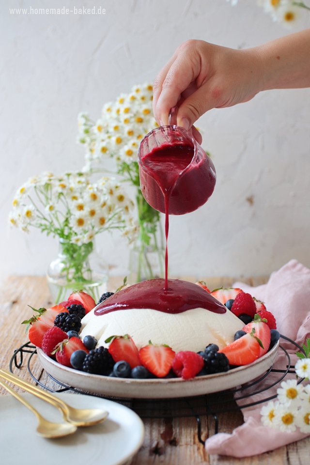 rezept joghurtbombe mit beerensauce