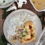 5 zutaten küche: überbackenes hähnchenschnitzel mit champignons und käse