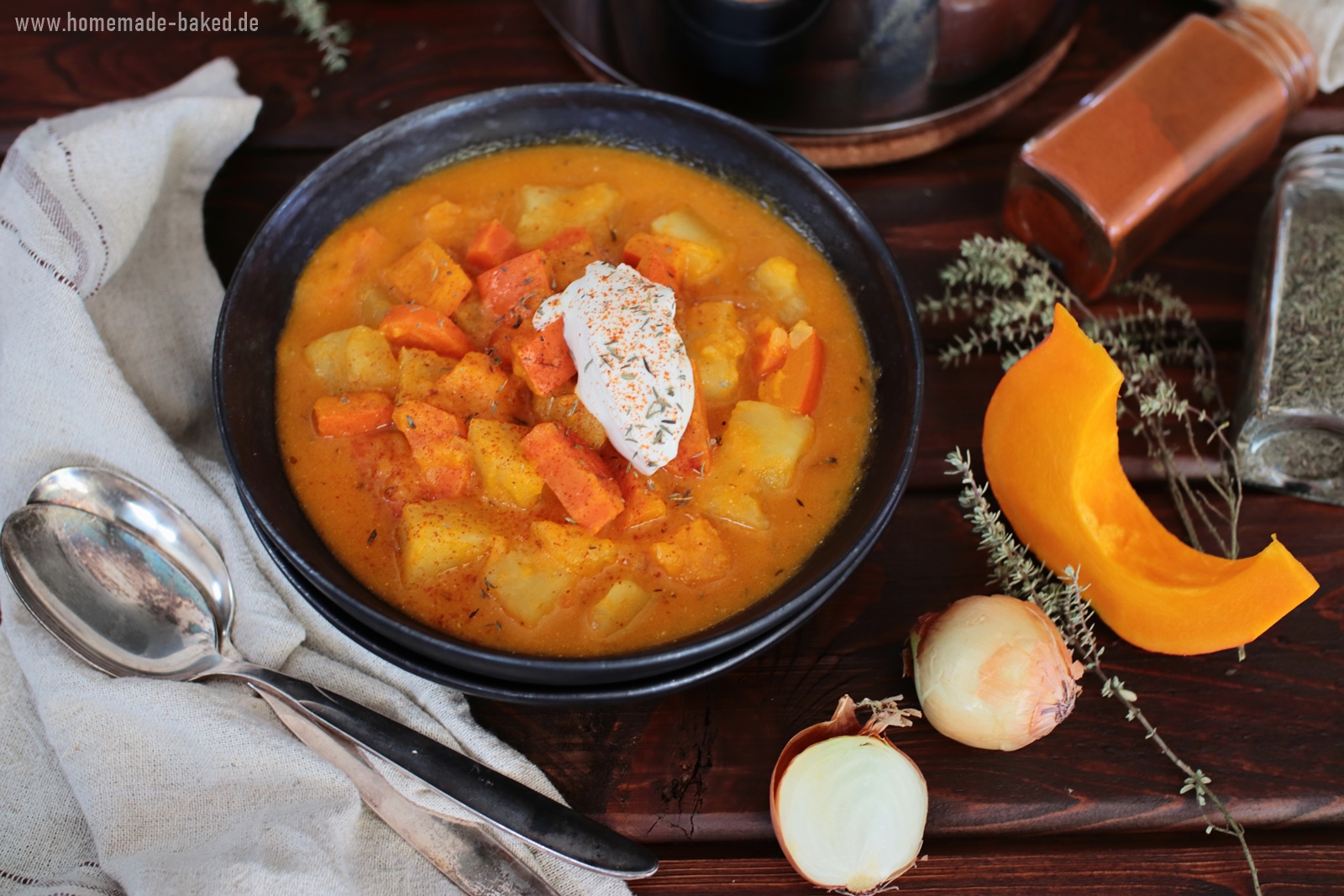 Deftiges Kürbis-Kartoffel-Gulasch: ein herbstlicher, vegetarischer Eintopf