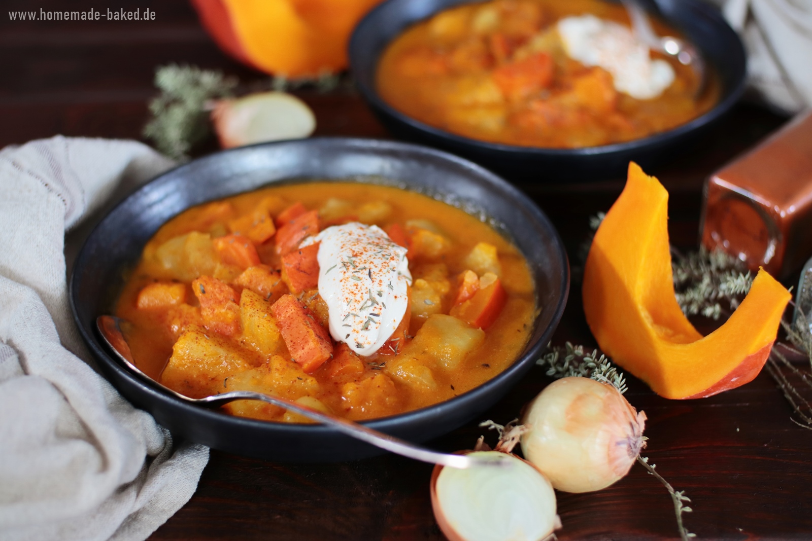 Deftiges Kürbis-Kartoffel-Gulasch: ein herbstlicher, vegetarischer Eintopf Deftiges Kürbis-Kartoffel-Gulasch: ein herbstlicher, vegetarischer Eintopf