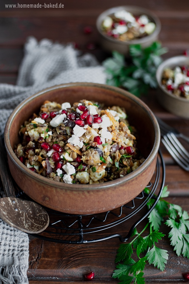 orientalischer linsensalat mit feta, granatapfel und rosinen