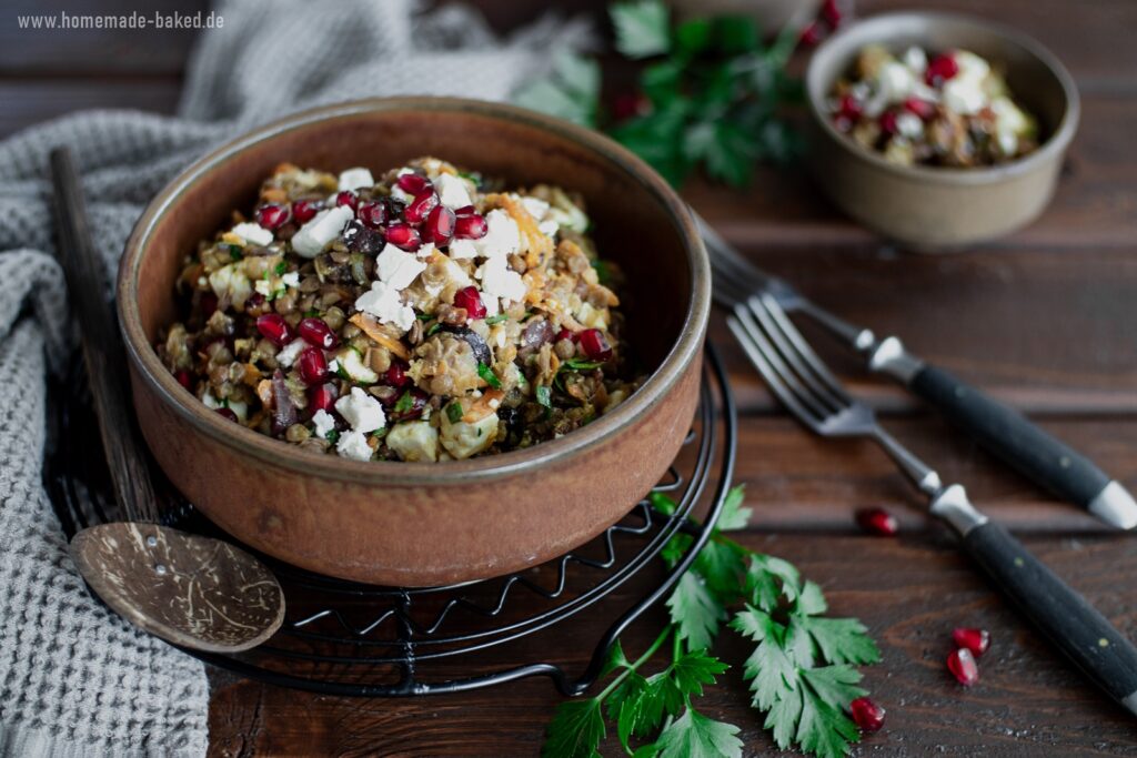 orientalischer linsensalat mit feta, granatapfel und rosinen