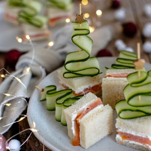 tannenbaum-snack: weihnachtliches fingerfood, gurken-lachs-sandwich