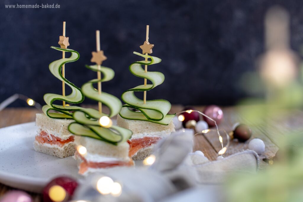 tannenbaum-snack: weihnachtliches fingerfood, gurken-lachs-sandwich