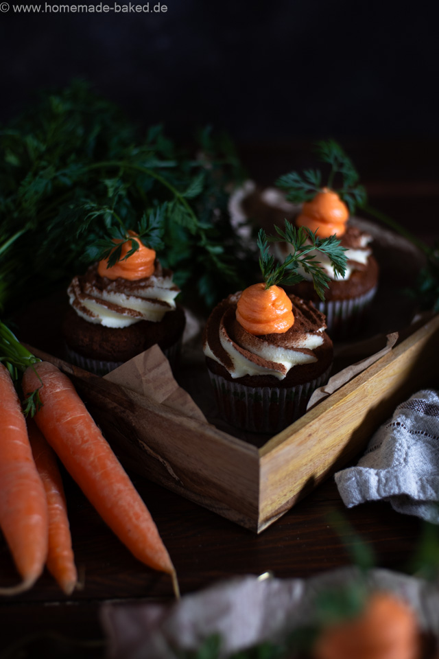 Saftige Carrot Cake Cupcakes mit Frischkäsefrosting - Das perfekte Ostergebäck!
