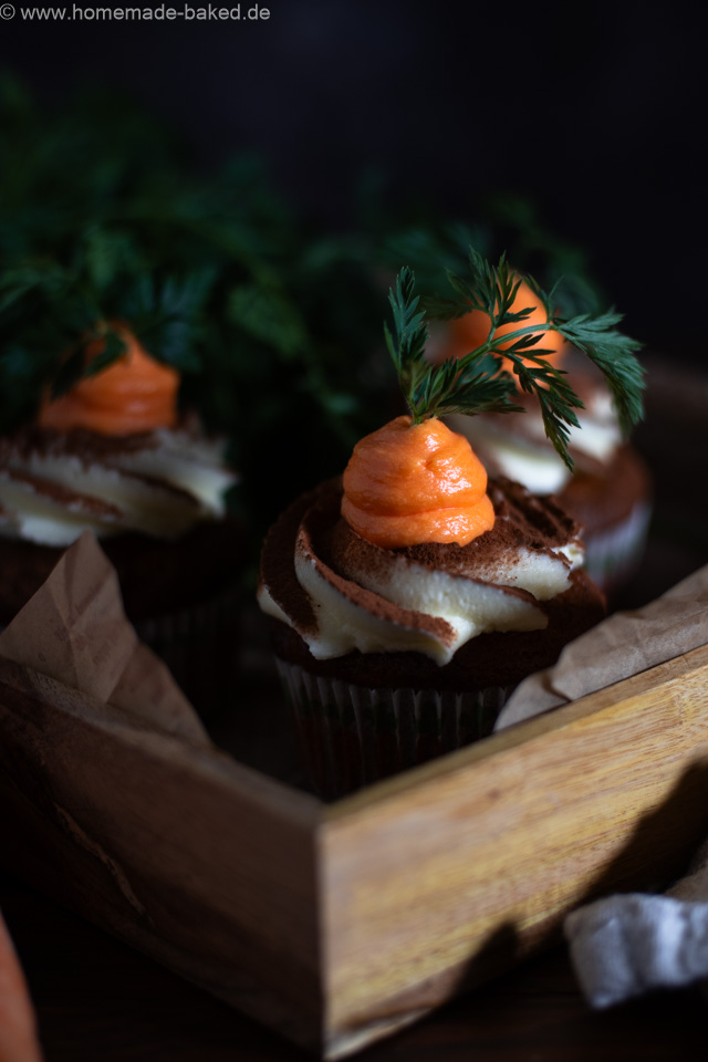 Saftige Carrot Cake Cupcakes mit Frischkäsefrosting - Das perfekte Ostergebäck!