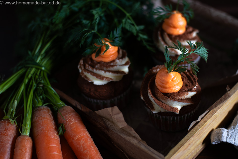 Saftige Carrot Cake Cupcakes mit Frischkäsefrosting - Das perfekte Ostergebäck!