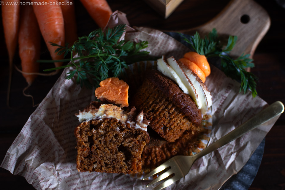 Saftige Carrot Cake Cupcakes mit Frischkäsefrosting - Das perfekte Ostergebäck!