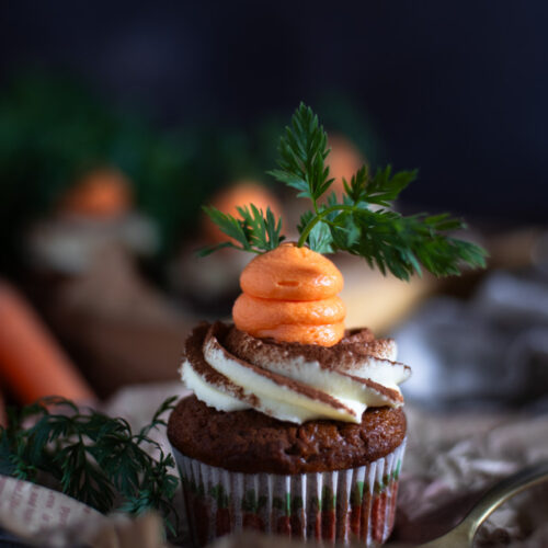 Saftige Carrot Cake Cupcakes mit Frischkäsefrosting - Das perfekte Ostergebäck!