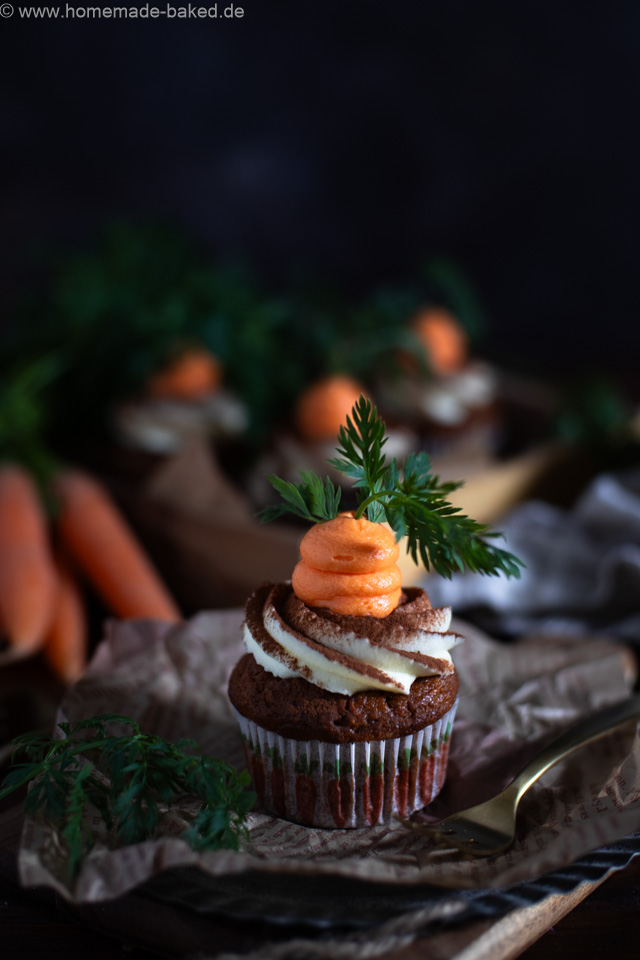 Saftige Carrot Cake Cupcakes mit Frischkäsefrosting - Das perfekte Ostergebäck!