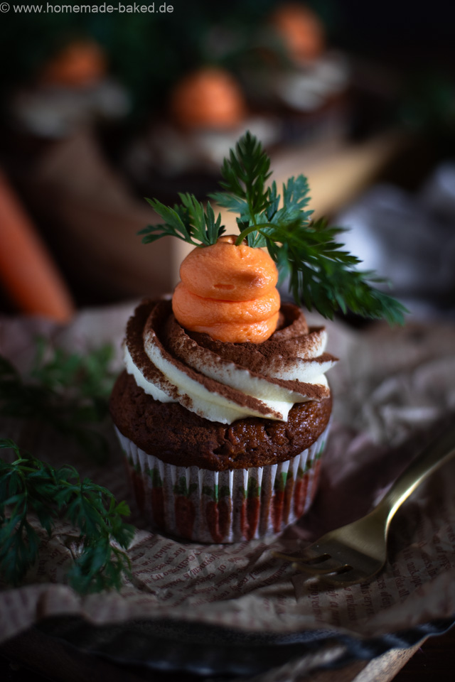 Saftige Carrot Cake Cupcakes mit Frischkäsefrosting - Das perfekte Ostergebäck!