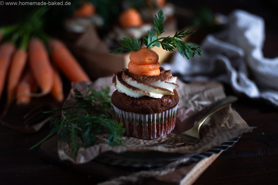 Saftige Carrot Cake Cupcakes mit Frischkäsefrosting - Das perfekte Ostergebäck!