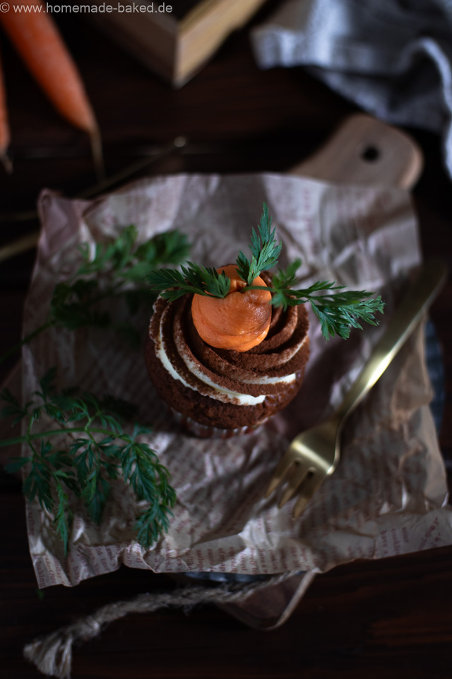 Saftige Carrot Cake Cupcakes mit Frischkäsefrosting - Das perfekte Ostergebäck!