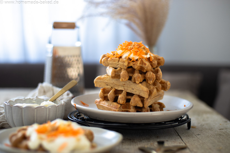Carrot Cake Waffeln mit Frischkäse-Sahne-Creme – Perfekt für den Osterbrunch
