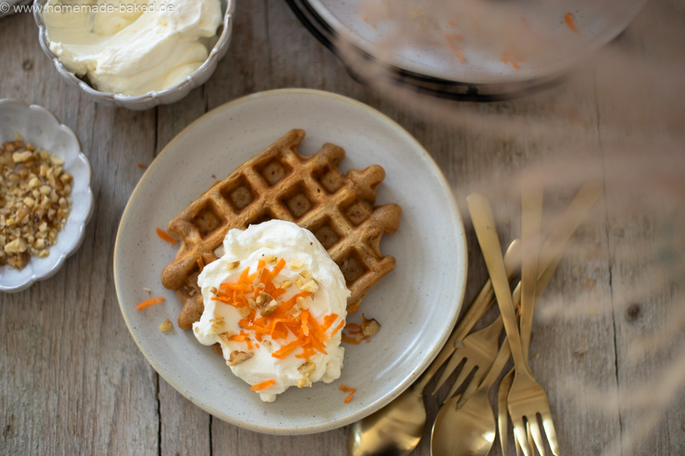 Carrot Cake Waffeln mit Frischkäse-Sahne-Creme – Perfekt für den Osterbrunch