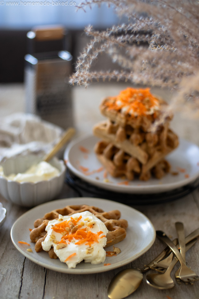 Carrot Cake Waffeln mit Frischkäse-Sahne-Creme – Perfekt für den Osterbrunch
