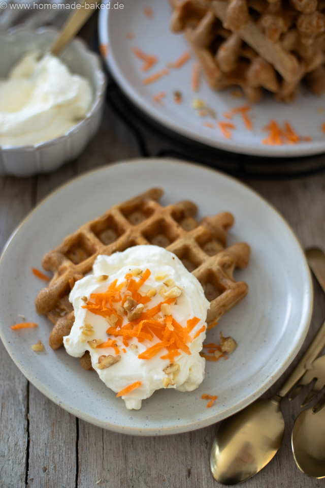 Carrot Cake Waffeln mit Frischkäse-Sahne-Creme – Perfekt für den Osterbrunch