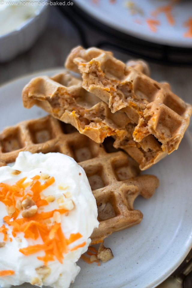 Carrot Cake Waffeln mit Frischkäse-Sahne-Creme – Perfekt für den Osterbrunch