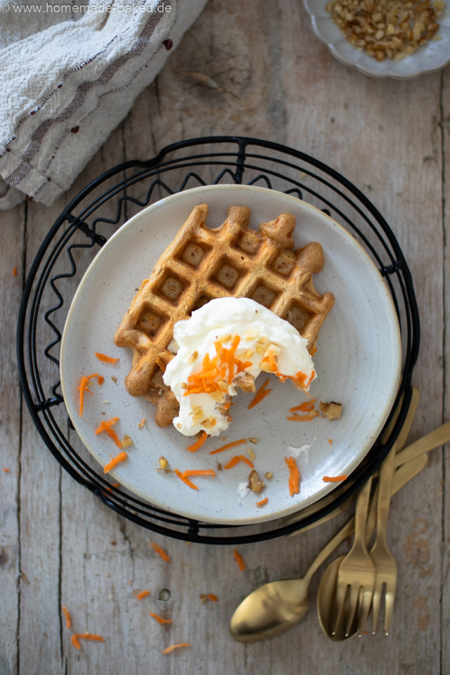 Carrot Cake Waffeln mit Frischkäse-Sahne-Creme – Perfekt für den Osterbrunch