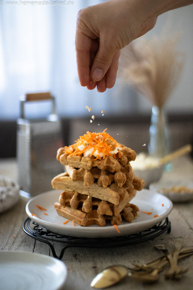 Carrot Cake Waffeln mit Frischkäse-Sahne-Creme – Perfekt für den Osterbrunch