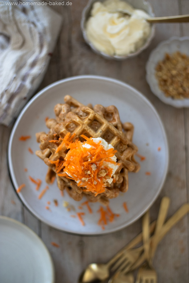 Carrot Cake Waffeln mit Frischkäse-Sahne-Creme – Perfekt für den Osterbrunch