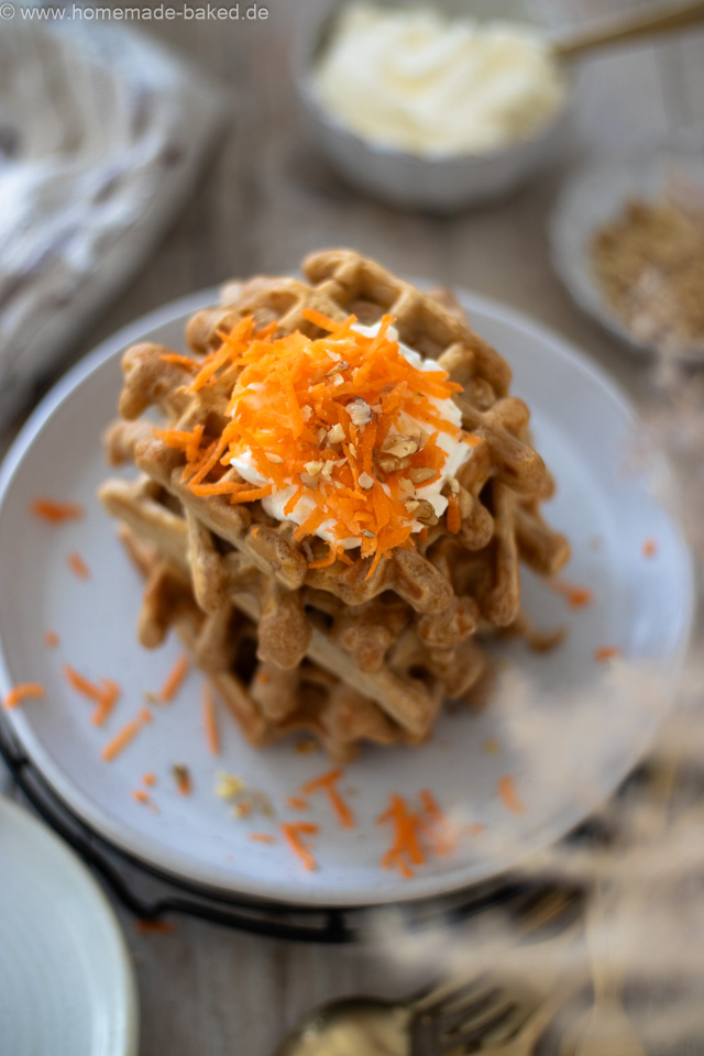 Carrot Cake Waffeln mit Frischkäse-Sahne-Creme – Perfekt für den Osterbrunch