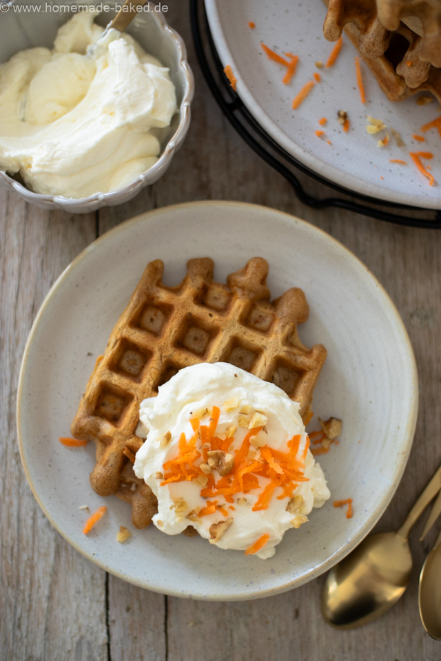 Carrot Cake Waffeln mit Frischkäse-Sahne-Creme – Perfekt für den Osterbrunch
