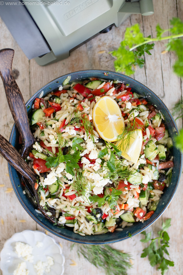 Griechischer Nudelsalat mit Kritharaki-Nudeln - bunt, frisch und schnell gemacht