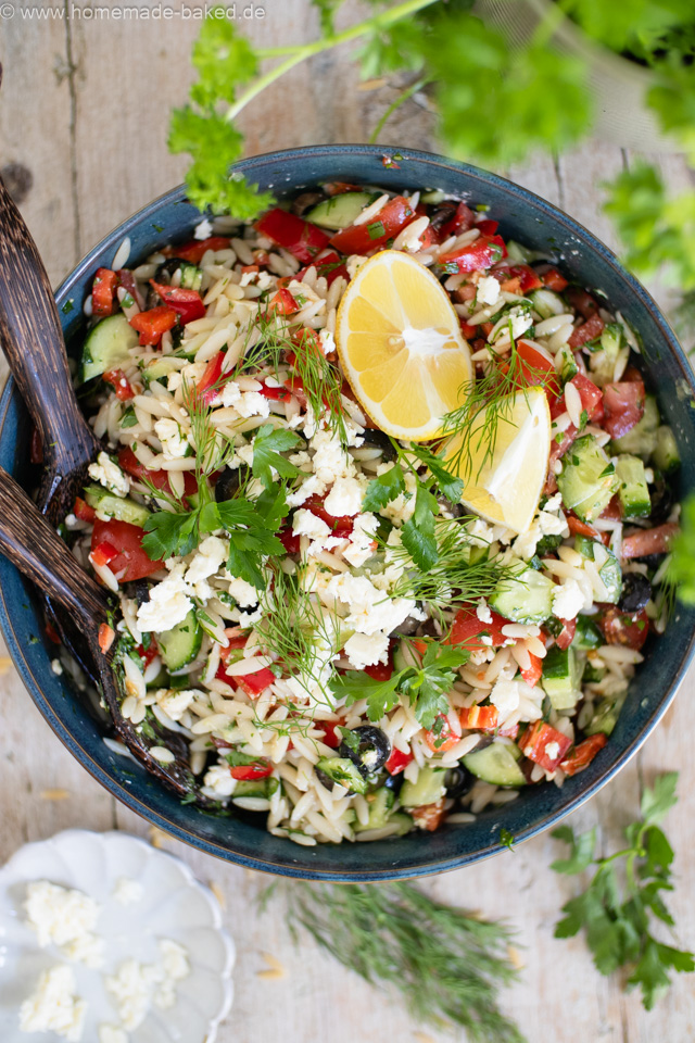 Griechischer Nudelsalat mit Kritharaki-Nudeln - bunt, frisch und schnell gemacht