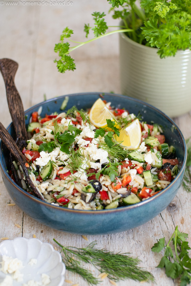 Griechischer Nudelsalat mit Kritharaki-Nudeln - bunt, frisch und schnell gemacht