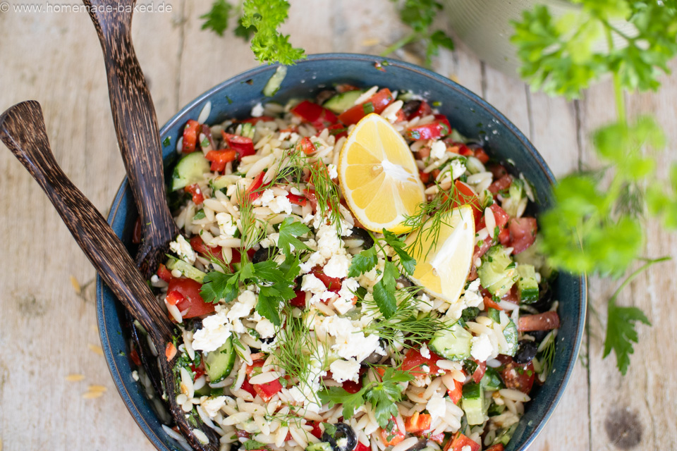 Griechischer Nudelsalat mit Kritharaki-Nudeln - bunt, frisch und schnell gemacht