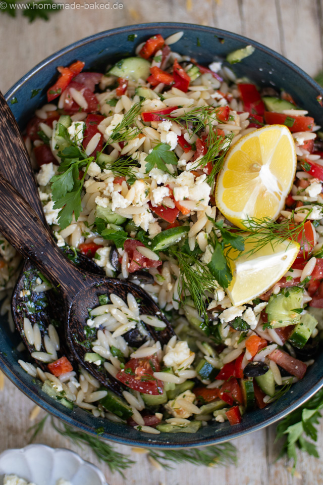 Griechischer Nudelsalat mit Kritharaki-Nudeln - bunt, frisch und schnell gemacht
