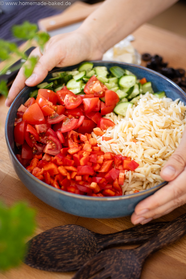 Griechischer Nudelsalat mit Kritharaki-Nudeln - bunt, frisch und schnell gemacht