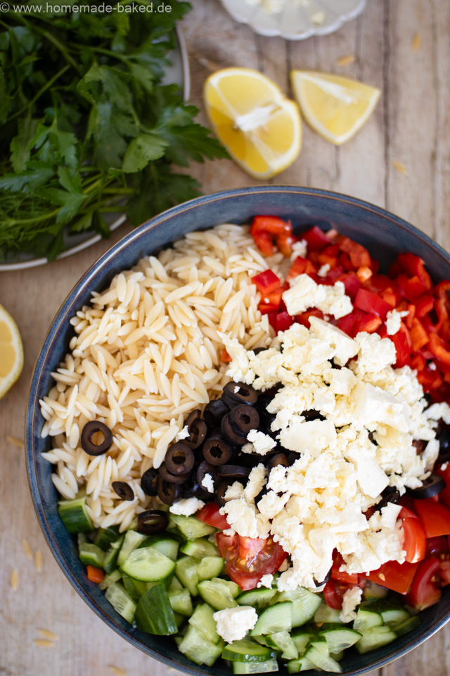 Griechischer Nudelsalat mit Kritharaki-Nudeln - bunt, frisch und schnell gemacht