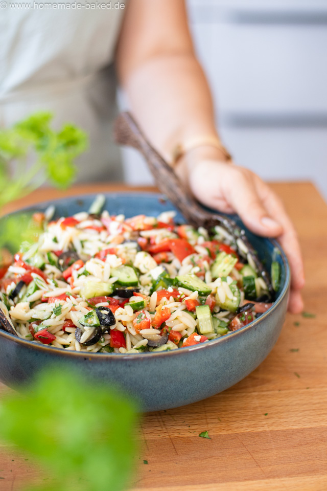 Griechischer Nudelsalat mit Kritharaki-Nudeln - bunt, frisch und schnell gemacht