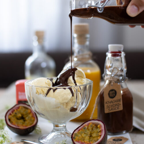 Mango-Maracuja-Sauce & knackige Schoko-Glasur – Eis-Saucen einfach selber machen
