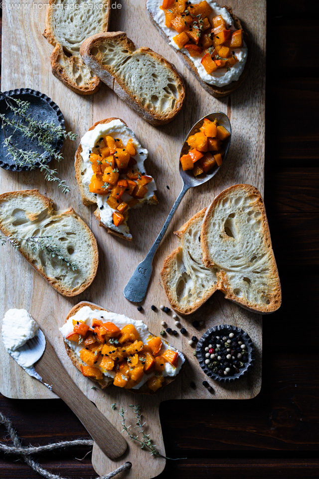 Lauwarme Kürbisbruschetta mit Feta-Creme - Ofenkürbis trifft auf knuspriges Brot und würzigen Feta.