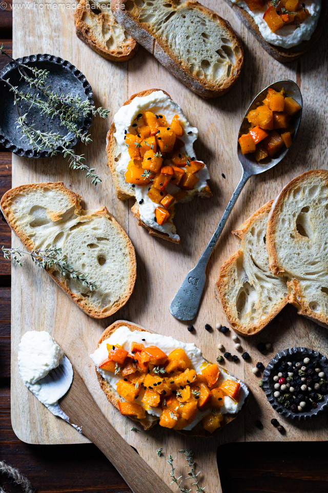 Lauwarme Kürbisbruschetta mit Feta-Creme - Ofenkürbis trifft auf knuspriges Brot und würzigen Feta.