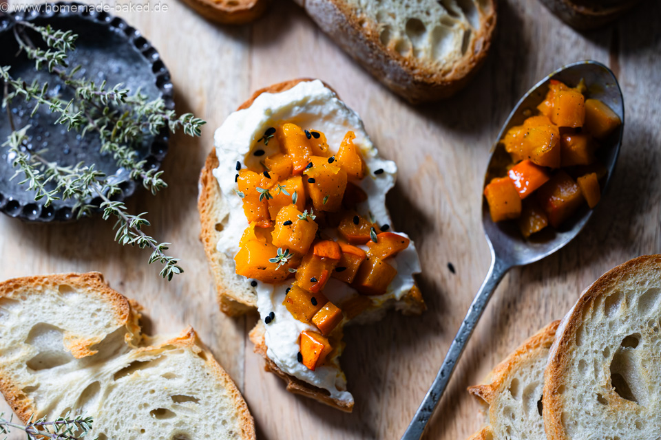 Lauwarme Kürbisbruschetta mit Feta-Creme - Ofenkürbis trifft auf knuspriges Brot und würzigen Feta.