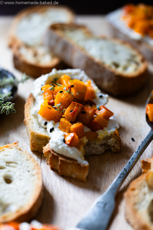 Lauwarme Kürbisbruschetta mit Feta-Creme - Ofenkürbis trifft auf knuspriges Brot und würzigen Feta.