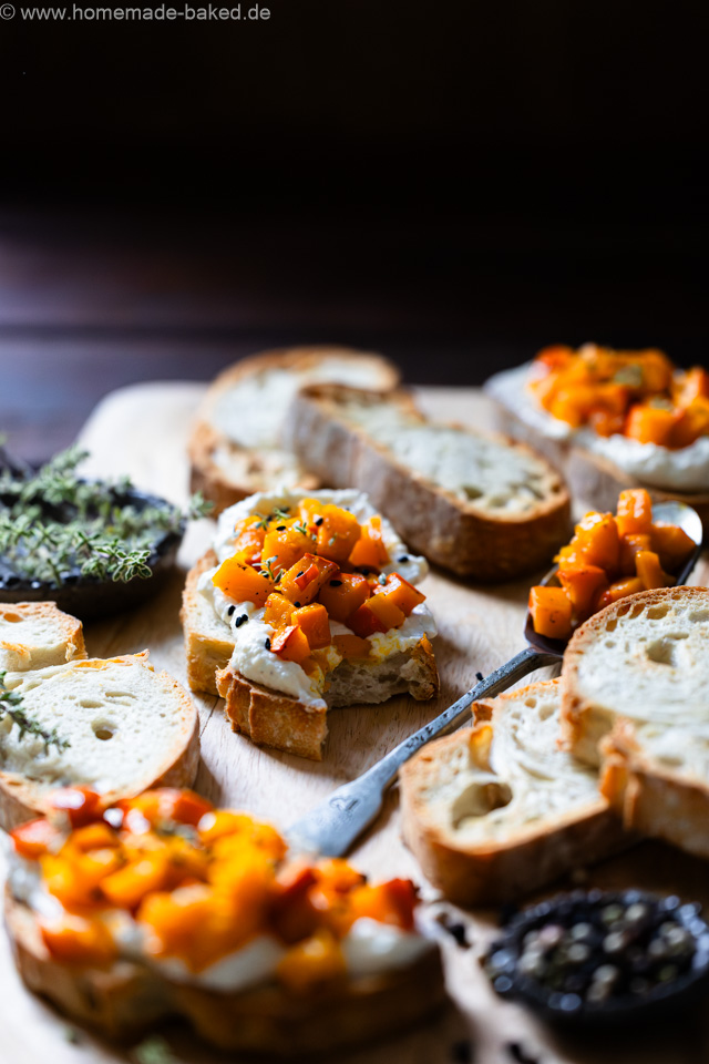 Lauwarme Kürbisbruschetta mit Feta-Creme - Ofenkürbis trifft auf knuspriges Brot und würzigen Feta.