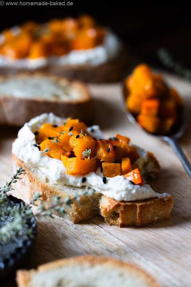 Lauwarme Kürbisbruschetta mit Feta-Creme - Ofenkürbis trifft auf knuspriges Brot und würzigen Feta.