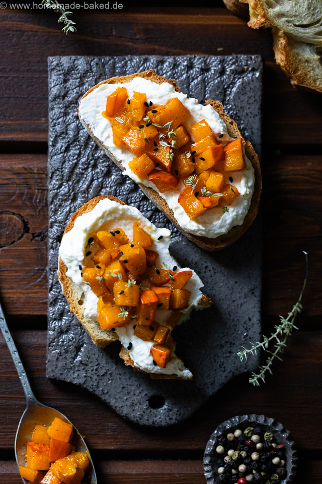Lauwarme Kürbisbruschetta mit Feta-Creme - Ofenkürbis trifft auf knuspriges Brot und würzigen Feta.
