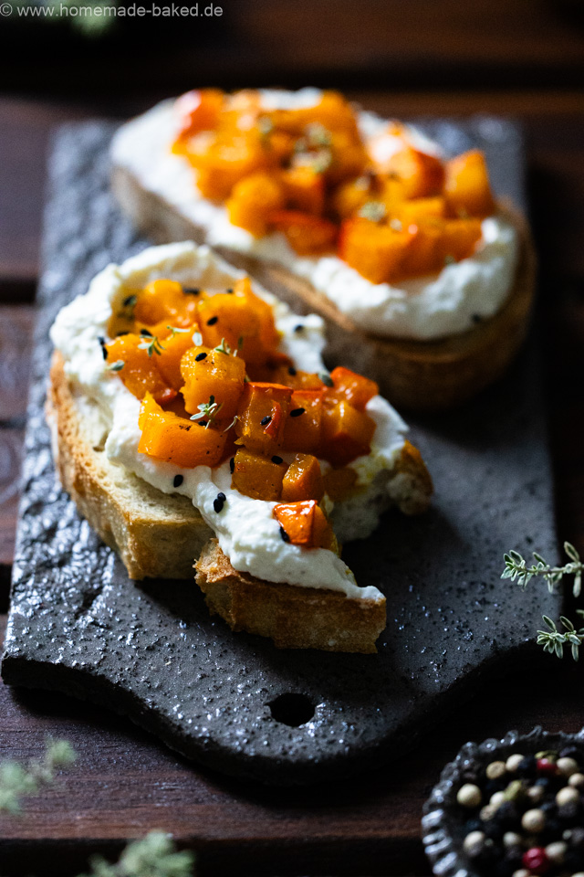 Lauwarme Kürbisbruschetta mit Feta-Creme - Ofenkürbis trifft auf knuspriges Brot und würzigen Feta.