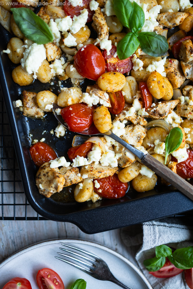 Ofen-Gnocchi mit Tomaten und Hänchen - One-Pan Gericht für die ganze Familie