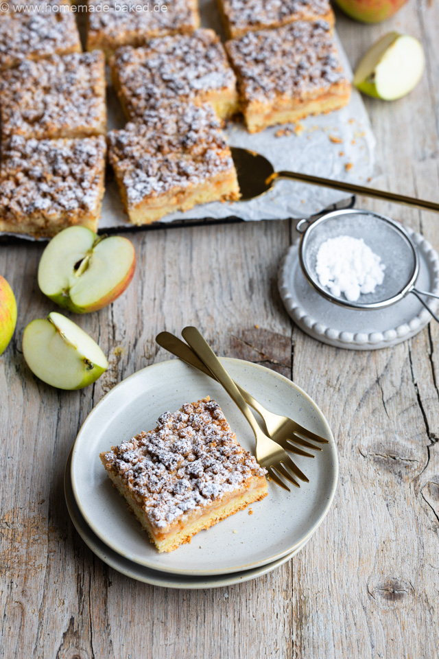 Apfelkuchen vom Blech mit Marzipanstreuseln - aus dem Buch "Apfelgenuss wie im Märchen"